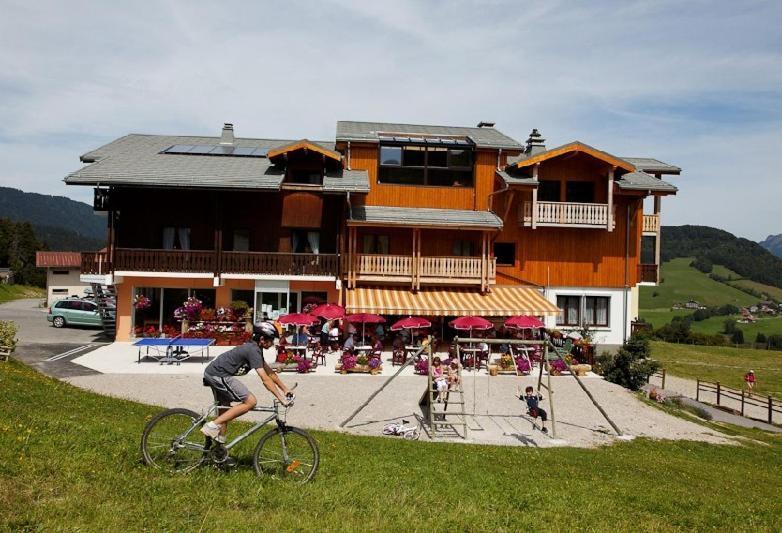 Hotel Les Skieurs Bellevaux Екстериор снимка