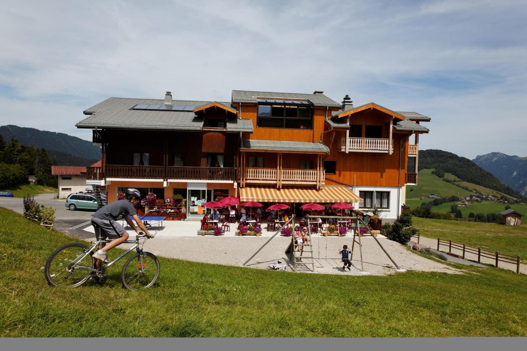 Hotel Les Skieurs Bellevaux Екстериор снимка
